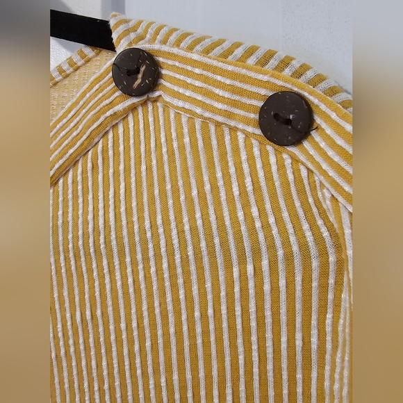 Ladies textured top. Size small. - Picture 4 of 4